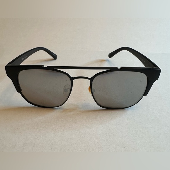 QUAY High And Dry Black Frames And Lens Sunglasses Men’s Unisex - Picture 1 of 9
